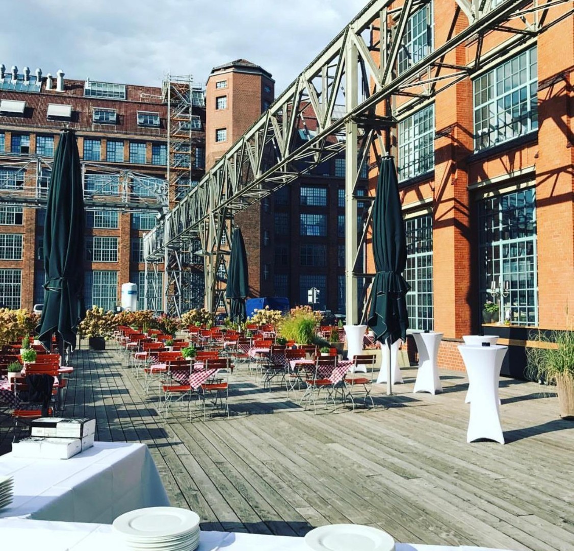 Terrasse im historischen Hof der Cantinerie